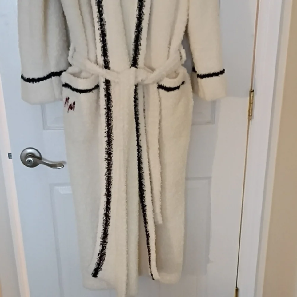 Barefoot Dreams Cream Robe with Black Silhouette - Picture 7 of 10